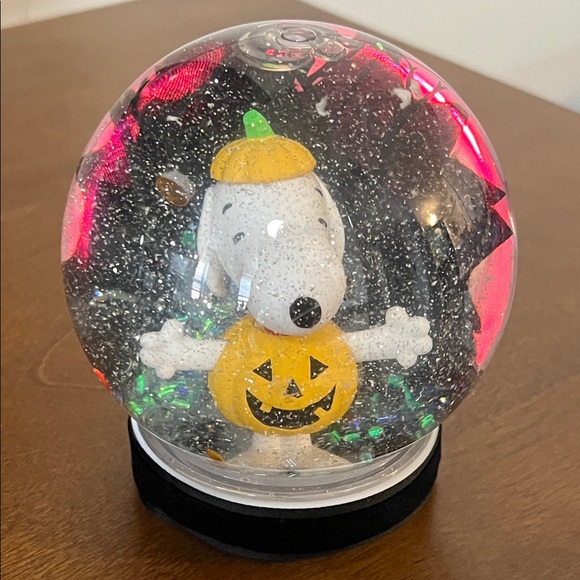 SNOOPY Pumpkin Snow Globe - Picture 13 of 13